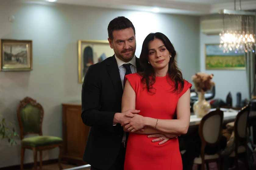 مسلسل رائحة الصندوق الحلقة 48 مترجمة