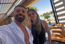 كارين فهمي التي ظهرت في الساحل مع محمد صلاح