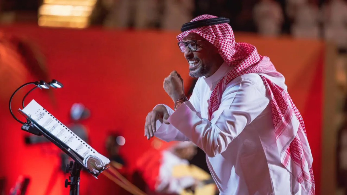من هو هاني فرحات؟ اليك سبب تقبيله يد محمد عبدو
